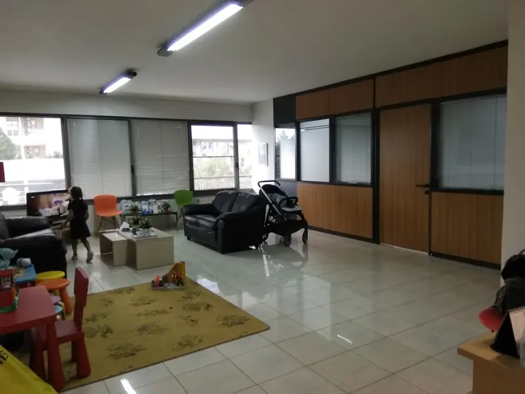 Ο χώρος αναμονής του ιατρείου με γωνιά παιχνιδιού
